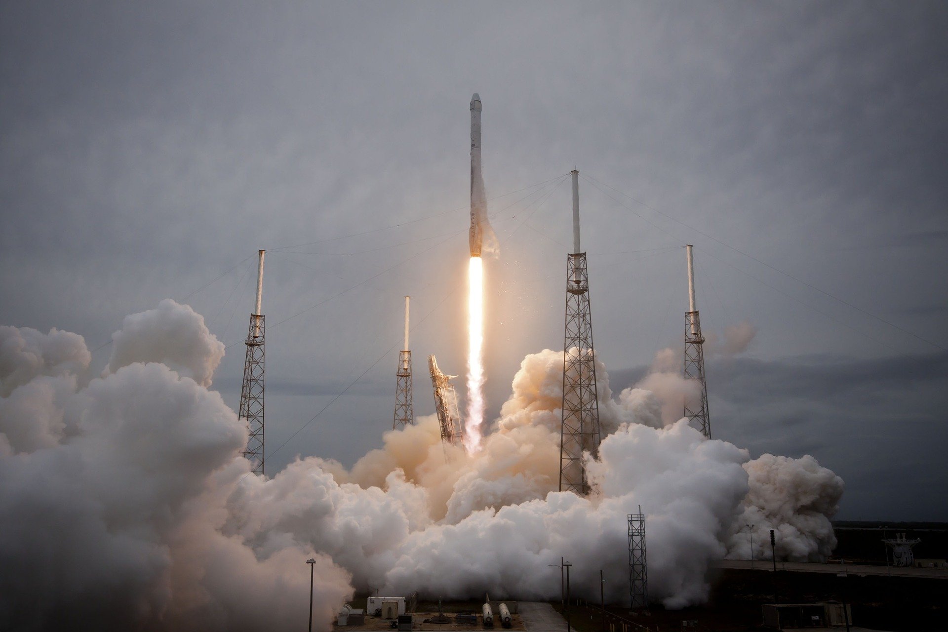 O Falcon 9 lança o Dragon para a Estação Espacial Internacional do Complexo de Lançamento 39A.
