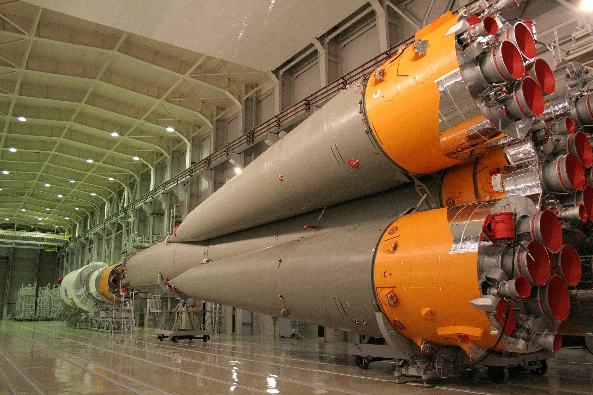 Clone dos motores Merlin do Falcon 9 durante a decolagem.