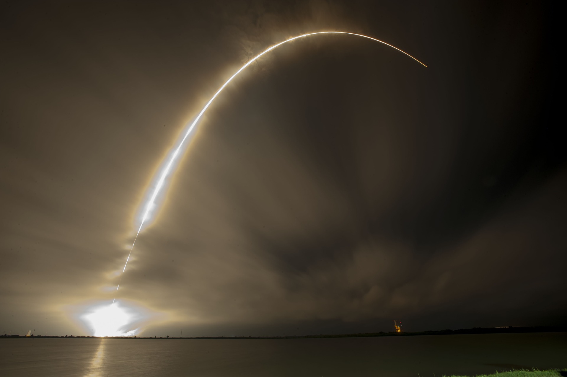 O falcon 9 deixa um rastro de luz ao decolar da Base Aérea de Vandenberg.